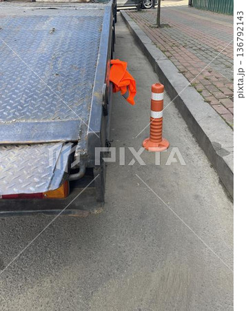 Special vehicles are on the road waiting for cars to be towed away. 136792143
