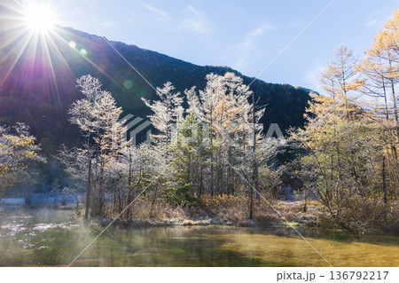 日本屈指の山岳リゾート　秋の上高地　早朝の田代池 136792217