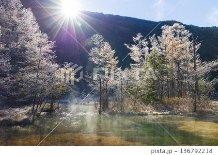 日本屈指の山岳リゾート 秋の上高地 早朝の田代池 日本屈指の山岳リゾート 秋の上高地 早朝の田代池 136792218
