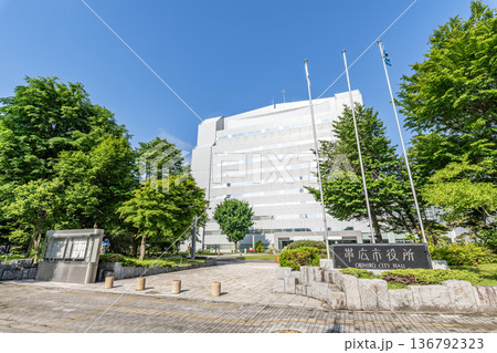 北海道帯広市 快晴の帯広市役所 北海道帯広市 快晴の帯広市役所 136792323