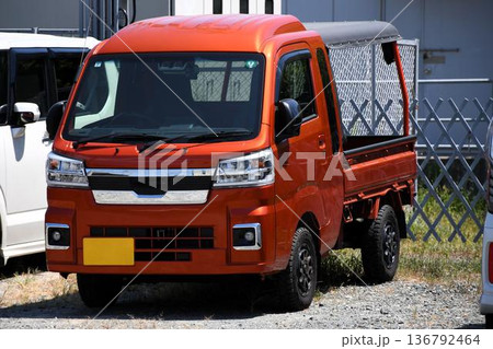 駐車場に並んだ車 136792464