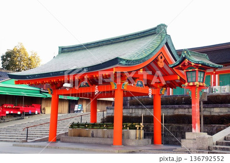 京都府 伏見稲荷大社 手水舎 京都市伏見区深草藪之内町 京都府 伏見稲荷大社 手水舎 京都市伏見区深草藪之内町 136792552