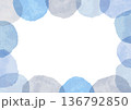 水彩風のラフな水玉フレーム(青) 136792850