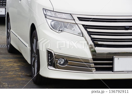 自動車イメージ　日産エルグランドのフロントマスク 136792911