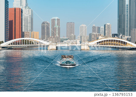 築地の隅田川を航行する観光船エメラルダス 136793153