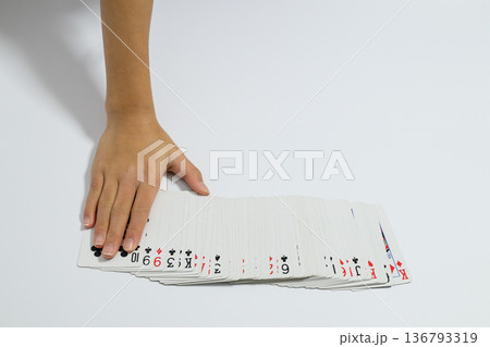 トランプのカードを広げる手元のアップ 136793319