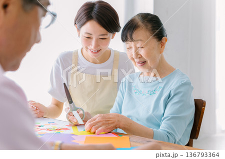 レクリエーション　シニア女性と介護士 136793364