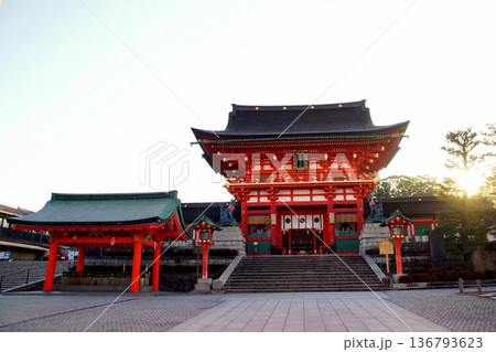 京都府 伏見稲荷大社 楼門 & 手水舎 京都市伏見区深草藪之内町 京都府 伏見稲荷大社 楼門 & 手水舎 京都市伏見区深草藪之内町 136793623