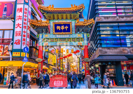 日本の横浜都市景観新風景。変貌する横浜中華街。中華街善隣門の“右側の顔”にカプセルトイ専門店 136793755