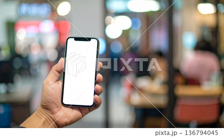 手に持ったスマートフォンのモックアップ 手に持ったスマートフォンのモックアップ 136794045