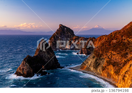 （静岡県）西伊豆千貫門の向こうに富士山 136794198