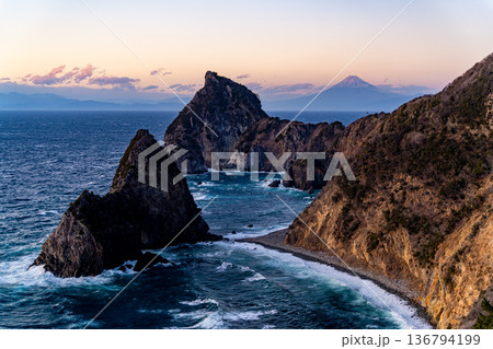 （静岡県）西伊豆千貫門の向こうに富士山 136794199