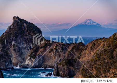 （静岡県）西伊豆千貫門の向こうに富士山 136794201