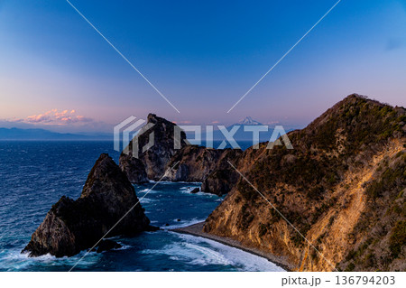 （静岡県）西伊豆千貫門の向こうに富士山 136794203