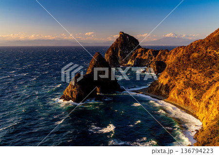 （静岡県）西伊豆千貫門の向こうに富士山 136794223