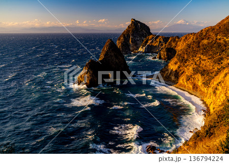 （静岡県）西伊豆千貫門の向こうに富士山 136794224