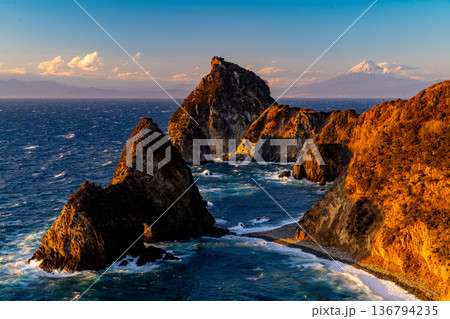 （静岡県）西伊豆千貫門の向こうに富士山 136794235