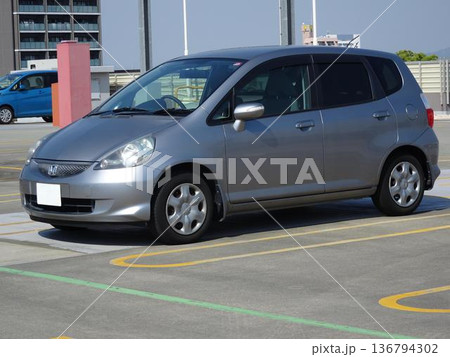 駐車場に並んだ乗用車 136794302