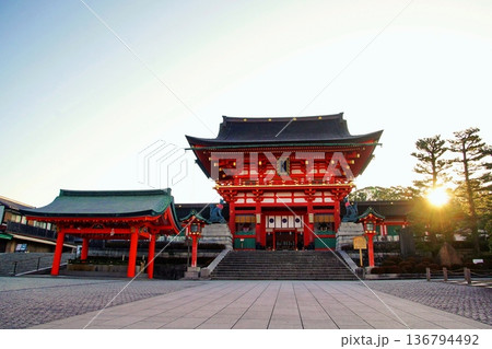 京都府 伏見稲荷大社 楼門 & 手水舎 京都市伏見区深草藪之内町 京都府 伏見稲荷大社 楼門 & 手水舎 京都市伏見区深草藪之内町 136794492