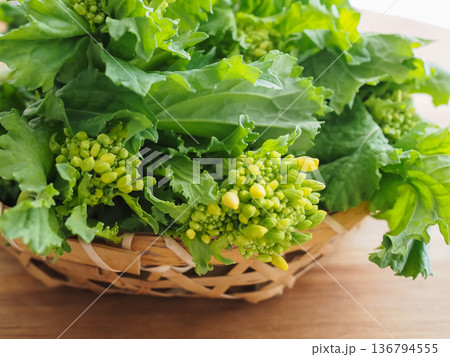 ざるに盛った菜の花 136794555