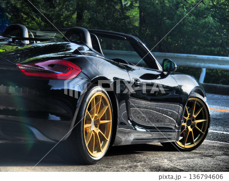 ピカピカの黒いオープンカー 136794606