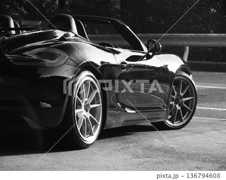 ピカピカの黒いオープンカー 136794608