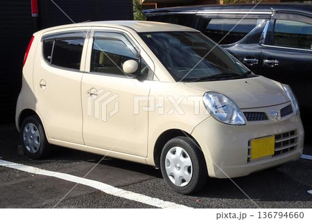 駐車場に停めた車 136794660