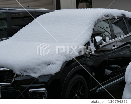 車に積もった雪 車に積もった雪 136794851