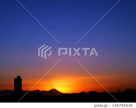オレンジ色の夕焼けと富士山のシルエット オレンジ色の夕焼けと富士山のシルエット 136794936