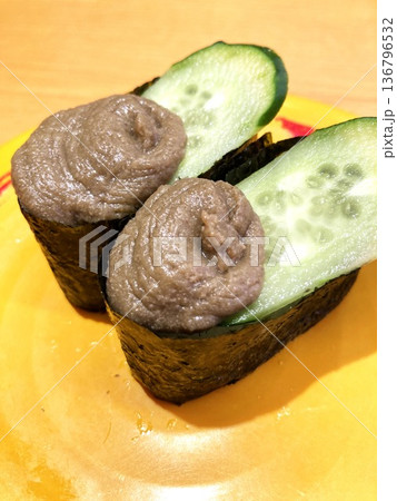回転寿司チェーン店で食べる「かにみそ軍艦」電柱 136796532