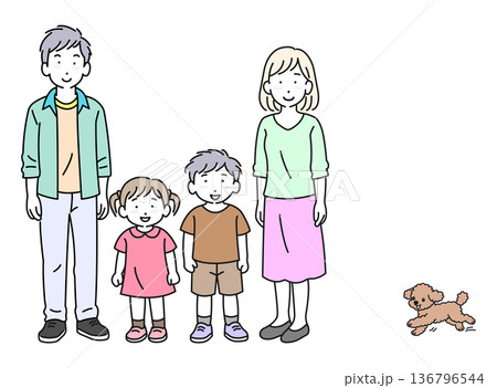 犬と一緒の幸せな家族　正面 136796544