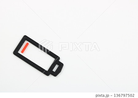 充電不足によるスマホの電池切れ寸前状態 136797502