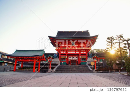 京都府　伏見稲荷大社　楼門 ＆ 手水舎　京都市伏見区深草藪之内町 136797632