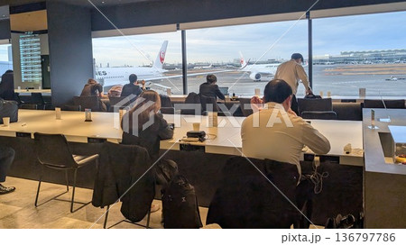 羽田空港のラウンジの風景 羽田空港のラウンジの風景 136797786