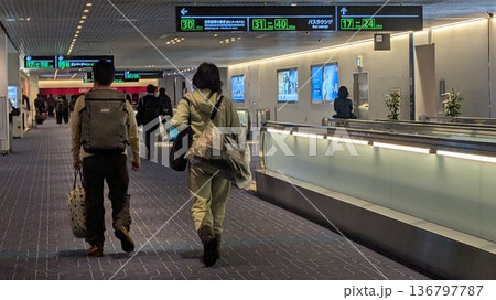 連絡通路を歩く旅行者（空港ターミナル） 136797787