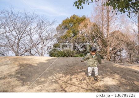 公園の土の山を走って下りる子供 公園の土の山を走って下りる子供 136798228