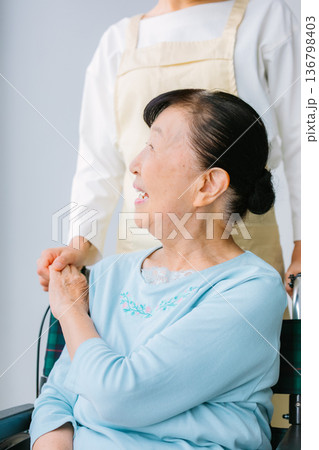 シニア女性と介護士 シニア女性と介護士 136798403
