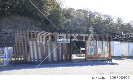 JR内房線の竹岡駅駅舎 136798407