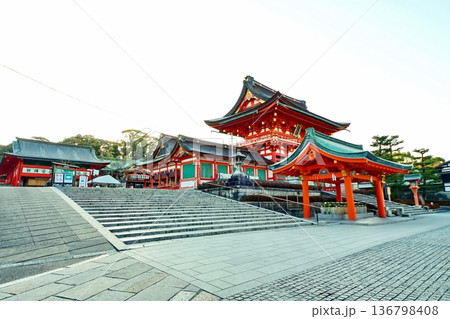 京都府　伏見稲荷大社　楼門 ＆ 手水舎　京都市伏見区深草藪之内町 136798408