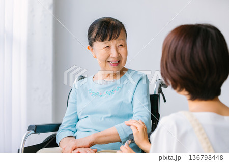 介護士と車椅子のシニア女性 136798448