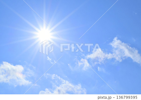 青空と太陽　直射日光　フリースペースイメージ（ fix撮影 ) 136799395