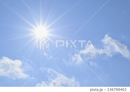 青空と太陽　直射日光　フリースペースイメージ（ fix撮影 ) 136799401
