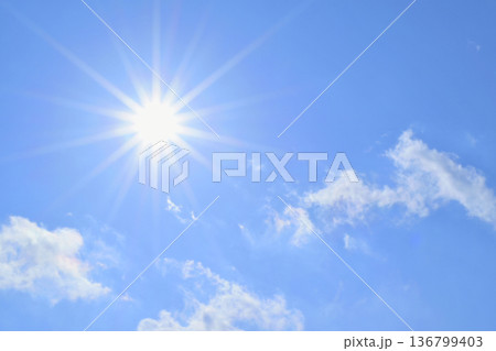 青空と太陽 直射日光 フリースペースイメージ( fix撮影 ) 青空と太陽 直射日光 フリースペースイメージ( fix撮影 ) 136799403