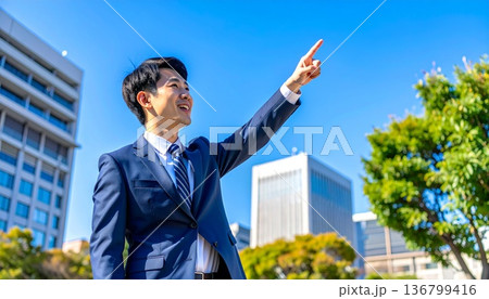 未来を見つめるサラリーマンのポートレート 136799416