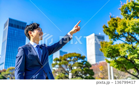 未来を見つめるサラリーマンのポートレート 136799417