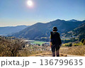 展望台で景色を眺めるハイカー 136799635