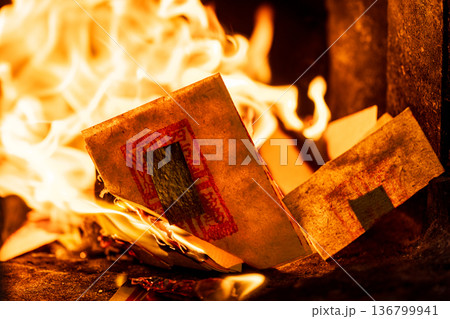 墓参り お墓参り 焼却 136799941