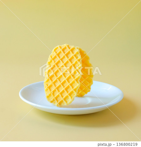 Crispy crackers in white bowl. healthy beverage. Crispy crackers in white bowl. healthy beverage. 136800219