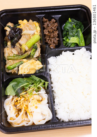 おいしい豚肉玉子炒めの中華弁当 136801461