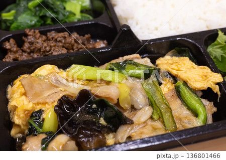 おいしい豚肉玉子炒めの中華弁当 136801466